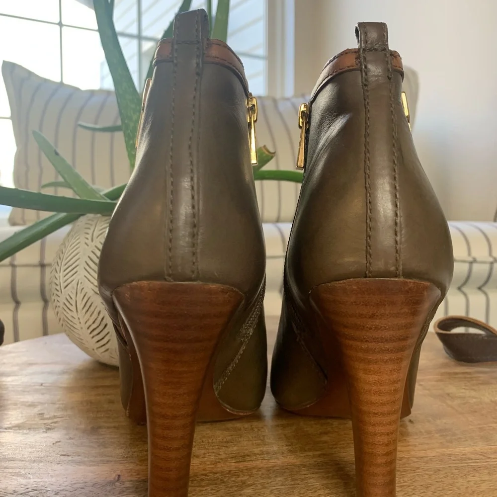 Tory‎ Burch Sz 9.5 M Olive/Brown Leather Ankle Boots Booties Zip Side High Heel